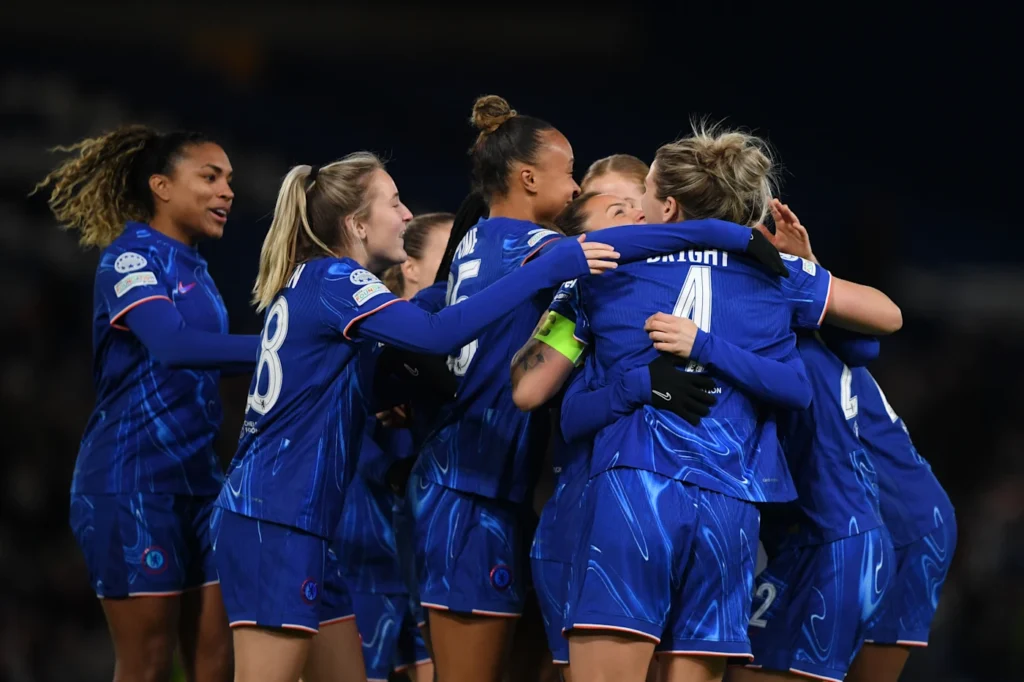 Las blues ya están en cuartos. Las jugadoras del Chelsea se abrazan celebrando uno de los dos primeros goles de la noche.