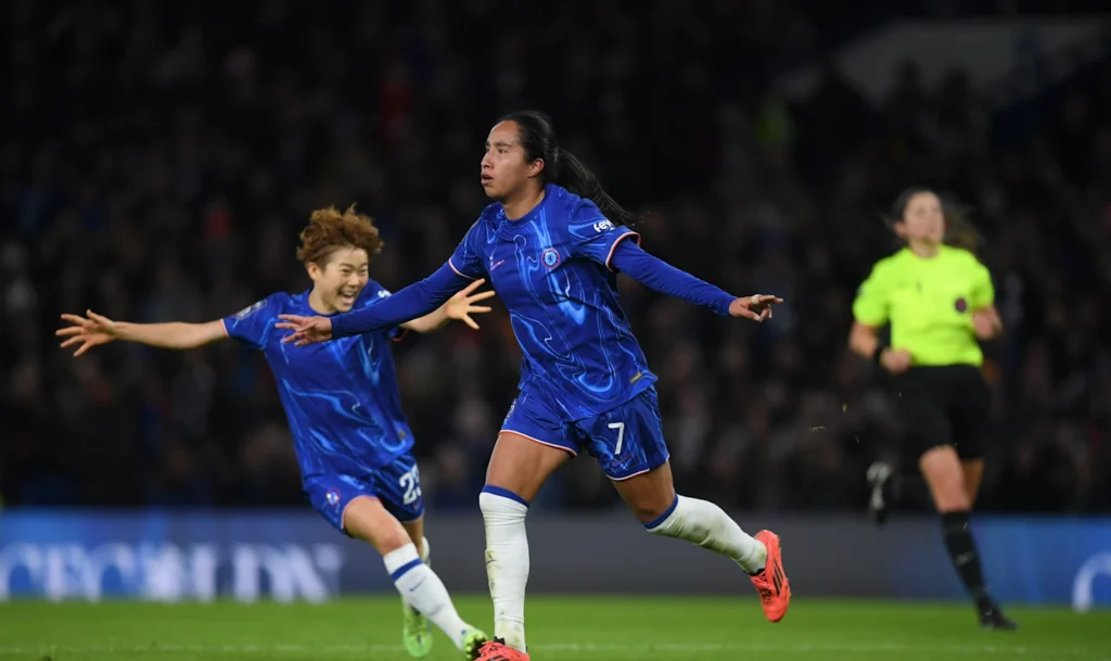 Las blues se imponen en el Bridge. Maika Hamano corre a abrazar a Mayra Ramírez tras el gol de la colombiana.