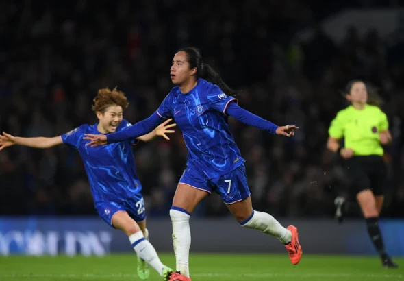 Las blues se imponen en el Bridge. Maika Hamano corre a abrazar a Mayra Ramírez tras el gol de la colombiana.
