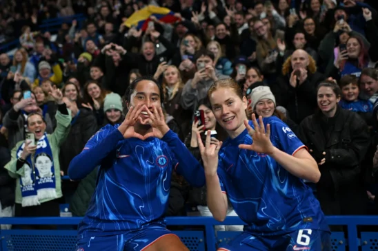 Las blues se imponen en el Bridge. Mayra Ramírez y Sjoeke Nüsken le dedican el gol de la colombiana a su compañera Kadeisha Buchanan, lesionada de gravedad.
