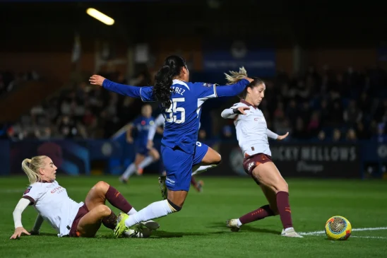 Shaw le pone pimienta a la liga. Alex Greenwood derriba a Mayra Ramírez dentro del área penal.