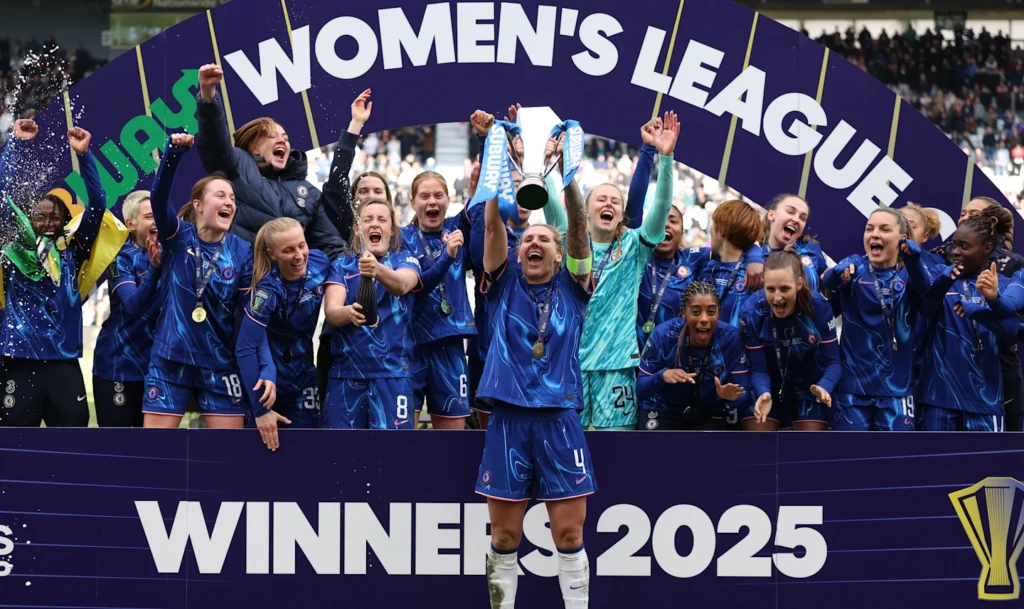 Primer título para las blues de Bompastor. Las jugadoras del Chelsea alzan la copa de la liga.