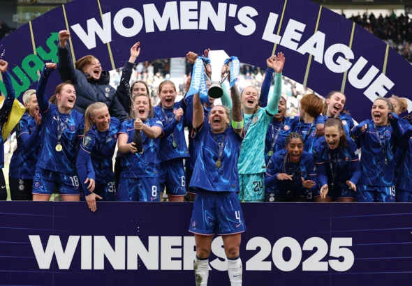 Primer título para las blues de Bompastor. Las jugadoras del Chelsea alzan la copa de la liga.