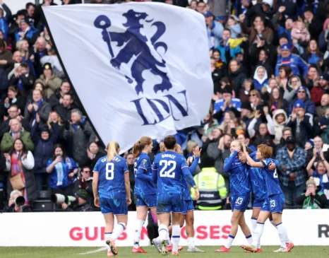 Primer título para las blues de Bompastor. Las jugadoras celebran el gol de Mayra Ramírez frente a una grada repleta de aficionados del Chelsea.