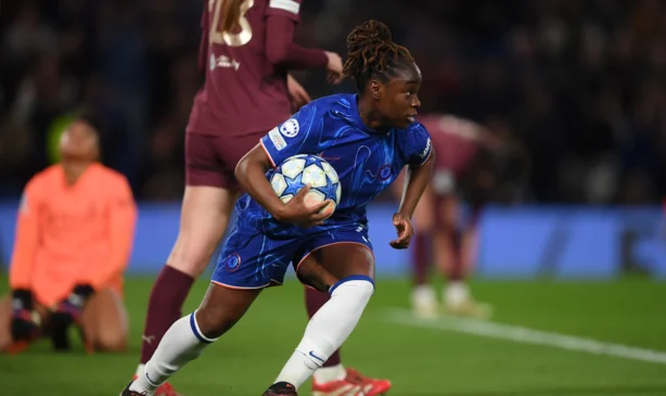 Nunca se puede descartar al Chelsea. Sandy Baltimore recoge la pelota tras anotar el primer gol de la noche.