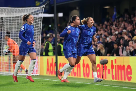 Nunca se puede descartar al Chelsea. Johanna Rytting Kaneryd y Lauren James celebran con Mayra Ramírez el gol de la clasificación.