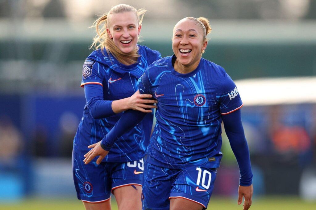 Lauren James al rescate. La jugadora celebra el tanto de la victoria con Aggie Beever-Jones.