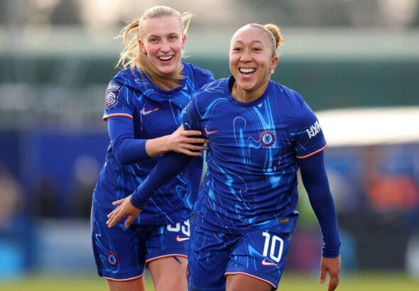 Lauren James al rescate. La jugadora celebra el tanto de la victoria con Aggie Beever-Jones.