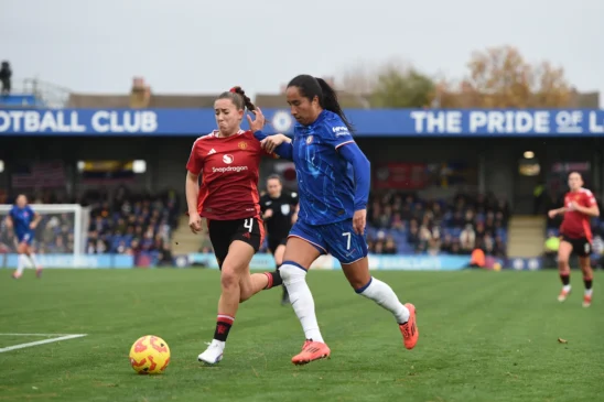 Reiten consolida el liderato del Chelsea. Mayra Ramírez le hizo la vida imposible a Maya Le Tissier durante todo el encuentro.