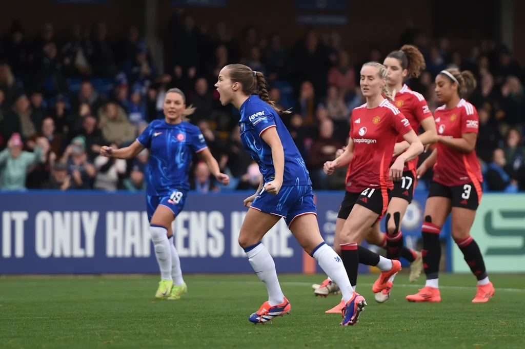 Guro Reiten consolida el liderato del Chelsea. La jugadora noruega celebra el tanto de la victoria.