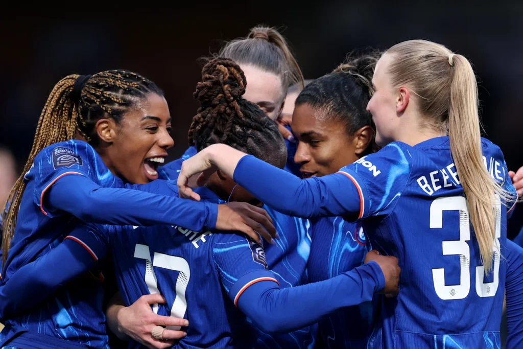 El Chelsea dio un paso más para llevarse el título. Las jugadoras blues se abrazan tras uno de los cuatro goles de la tarde.