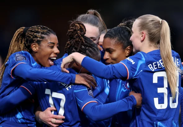 El Chelsea dio un paso más para llevarse el título. Las jugadoras blues se abrazan tras uno de los cuatro goles de la tarde.