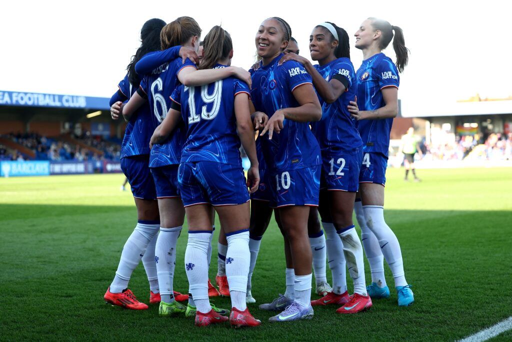 Lauren James es decisiva para el pase a semis de las blues. La jugadora celebra con sus compañeras el gol del triunfo ante el Palace.