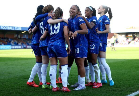 Lauren James es decisiva para el pase a semis de las blues. La jugadora celebra con sus compañeras el gol del triunfo ante el Palace.
