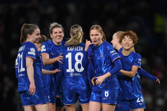 El Chelsea sufre de nuevo contra el Brighton. Las blues celebran el gol de Sjoke Nüsken, que simula con su mano hacer una llamada telefónica.