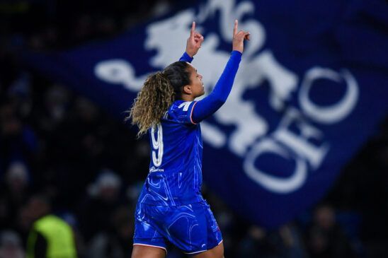 El Chelsea sufre de nuevo contra el Brighton. Catarina Macario celebra su gol frente a la grada de aficionados blues.