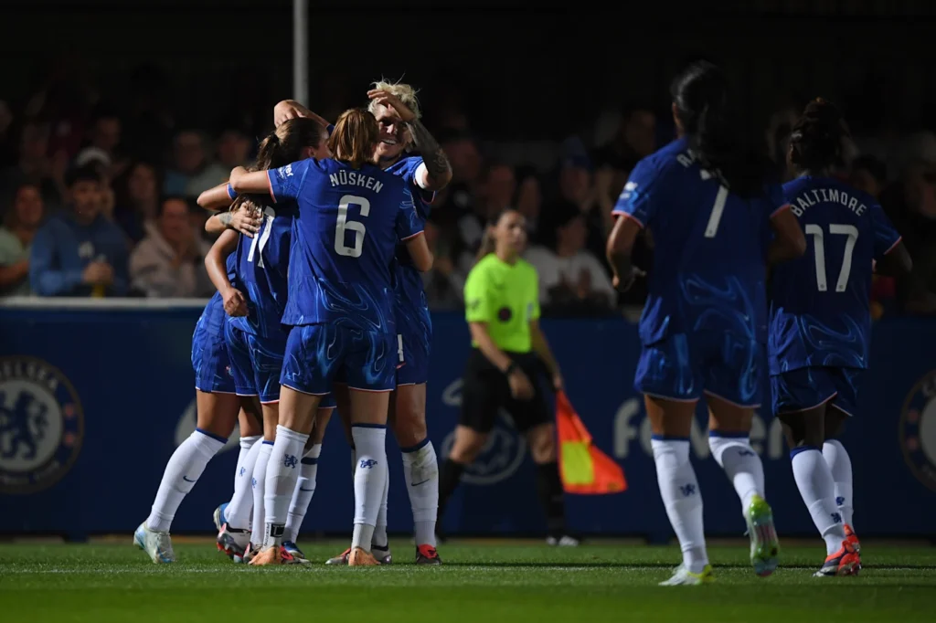 Debut y primera victoria de Bompastor en la WSL. Varias jugadoras del Chelsea abrazan a Johanna Rytting Kaneyrd, la autora del gol de la victoria.