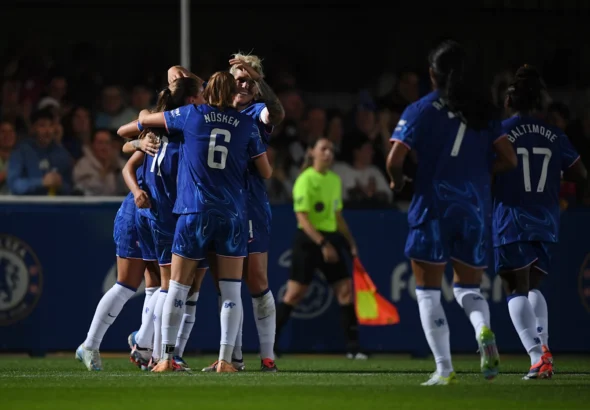 Debut y primera victoria de Bompastor en la WSL. Varias jugadoras del Chelsea abrazan a Johanna Rytting Kaneyrd, la autora del gol de la victoria.