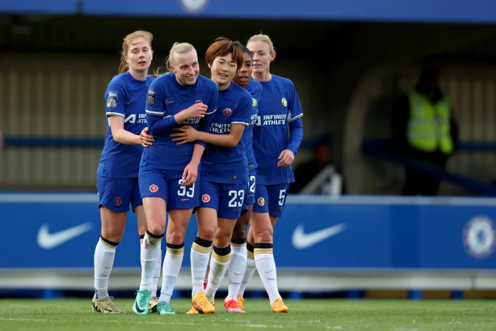 El Chelsea recupera el trono ante el Villa. Sjoeke Nüsken, Maika Hamano, Ashley Lawrence y Sophie Ingle felicitan a Aggie Beever-Jones tras anotar el primer gol.
