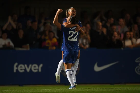 Debut y primera victoria de Bompastor en la WSL. Lucy Bronze levanta a Johanna Rytting Kaneryd tras anotar el primer gol de la temporada.