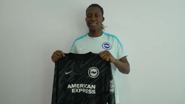 Nnadozíe y Vanegas suman talento internacional al Brighton. La nigeriana posa con su nueva camiseta.