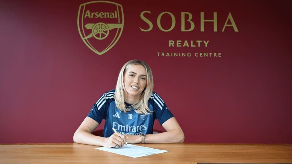 Chloe Kelly se queda en el Arsenal. La jugadora posa firmando su contrato con el club londinense.