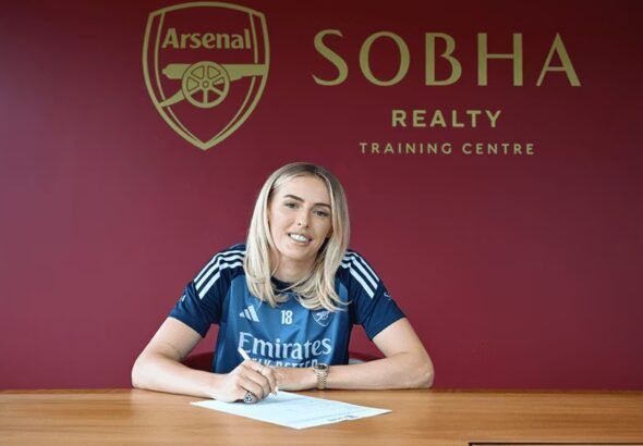 Chloe Kelly se queda en el Arsenal. La jugadora posa firmando su contrato con el club londinense.