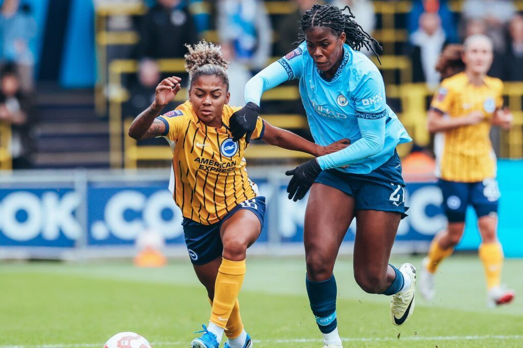 Victoria por la mínima del City contra el Albion. Jorelyn Carabalí y Bunny Shaw pugnan por un balón.