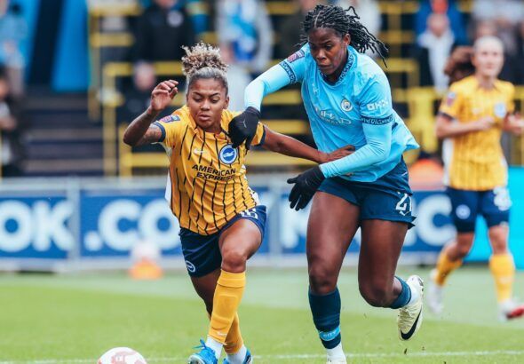 Victoria por la mínima del City contra el Albion. Jorelyn Carabalí y Bunny Shaw pugnan por un balón.