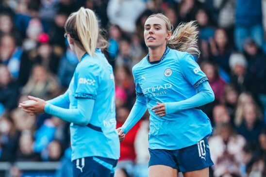 Victoria por la mínima del City contra el Albion. Lauren Hemp aplaude la entrada al campo de su compañera Jill Roord.