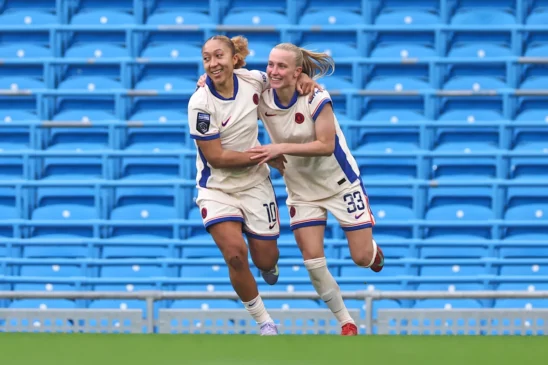 Dramática remontada del Chelsea en el Etihad. Lauren James y Aggie Beever-Jones celebran el tanto del empate.