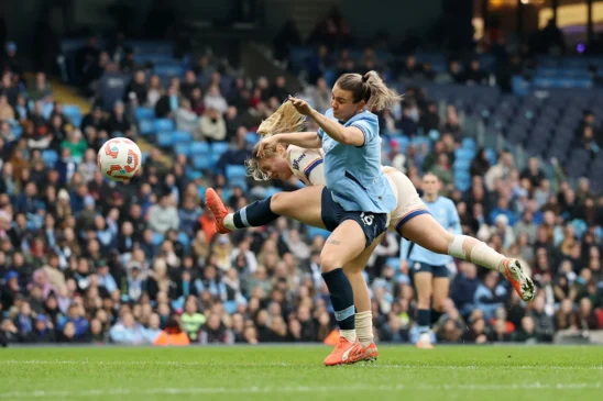 Dramática remontada del Chelsea en el Etihad. Cuthbert se lanza en plancha para rematar de cabeza el que sería el gol de la victoria.