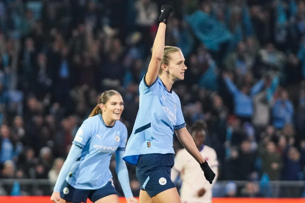 Vivianne Miedema rompe el invicto del Chelsea. La neerlandesa levanta el puño en celebración de uno de sus dos goles.