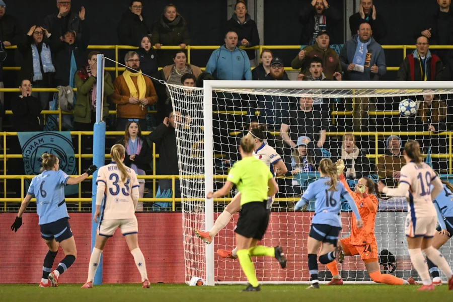 Vivianne Miedema rompe el invicto del Chelsea. Imagen del momento en el que la jugadora anota el primer gol de la noche.