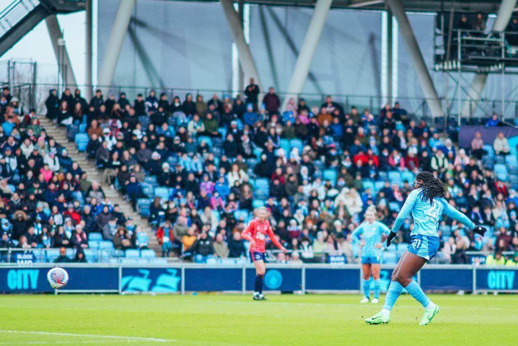 El City disfruta del liderato momentáneo. Bunny Shaw abría el marcador anotando a puerta vacía.