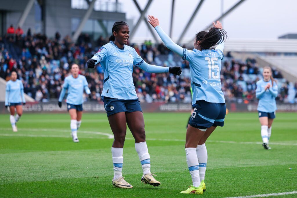 El City, despiadado ante el Leicester. Leila Ouahabi corre a abrazar a Bunny Shaw tras anotar uno de sus dos goles.