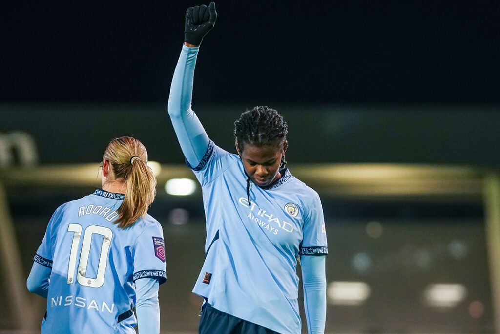 Bunny Shaw hace callar a los haters. La jamaicana, puño enguantado en alto, emulaba el gesto de los black panthers tras anotar uno de sus goles.