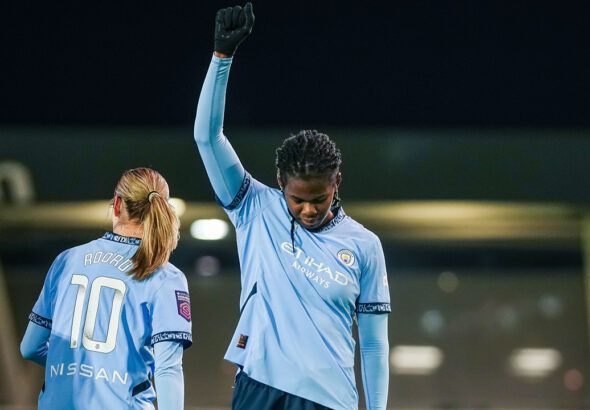 Bunny Shaw hace callar a los haters. La jamaicana, puño enguantado en alto, emulaba el gesto de los black panthers tras anotar uno de sus goles.