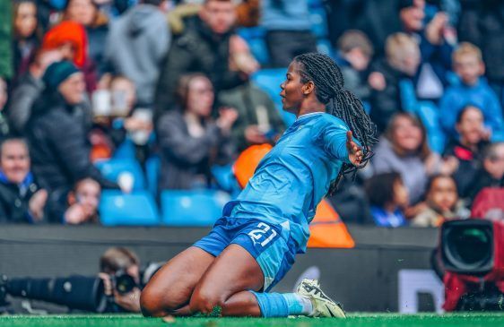 El City pone la liga al rojo y pinta Manchester de azul. Bunny Shaw celebra el gol deslizándose de rodillas.
