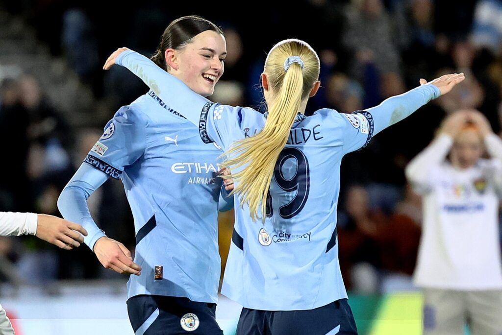 Murphy y Casparij ayudan al City a vencer al St. Pölten. Laura Blindkilde Brown corre a abrazar a Lily Murphy, autora del primer gol del partido.