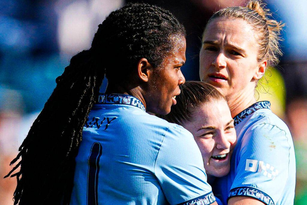Bunny Shaw y Jess Park rompieron el cerrojo del Villa. Shaw y Miedema abrazan a Park tras anotar el gol del pase a semifinales de la FA Cup.