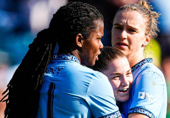 Bunny Shaw y Jess Park rompieron el cerrojo del Villa. Shaw y Miedema abrazan a Park tras anotar el gol del pase a semifinales de la FA Cup.