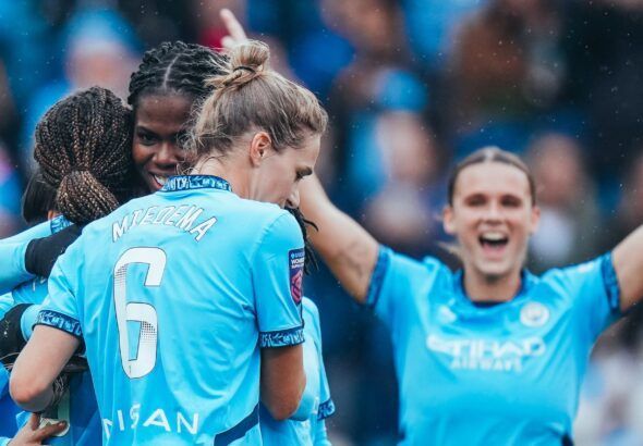 El City, líder virtual. Varias jugadoras del City, entre ellas Bunny Shaw y Vivianne Miedema, abrazan a Mary Fowler tras anotar el segundo gol de la tarde. Al fondo, Kerstin Casparij celebra con los brazos en alto.