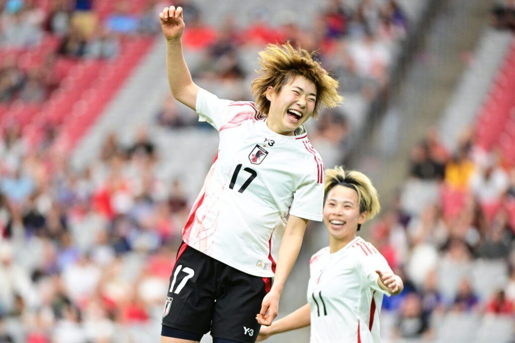 Segunda victoria para Japón en la SheBelieves Cup. Maika Hamano salta en celebración de su gol contra Colombia frente a una sonriente Mina Tanaka.