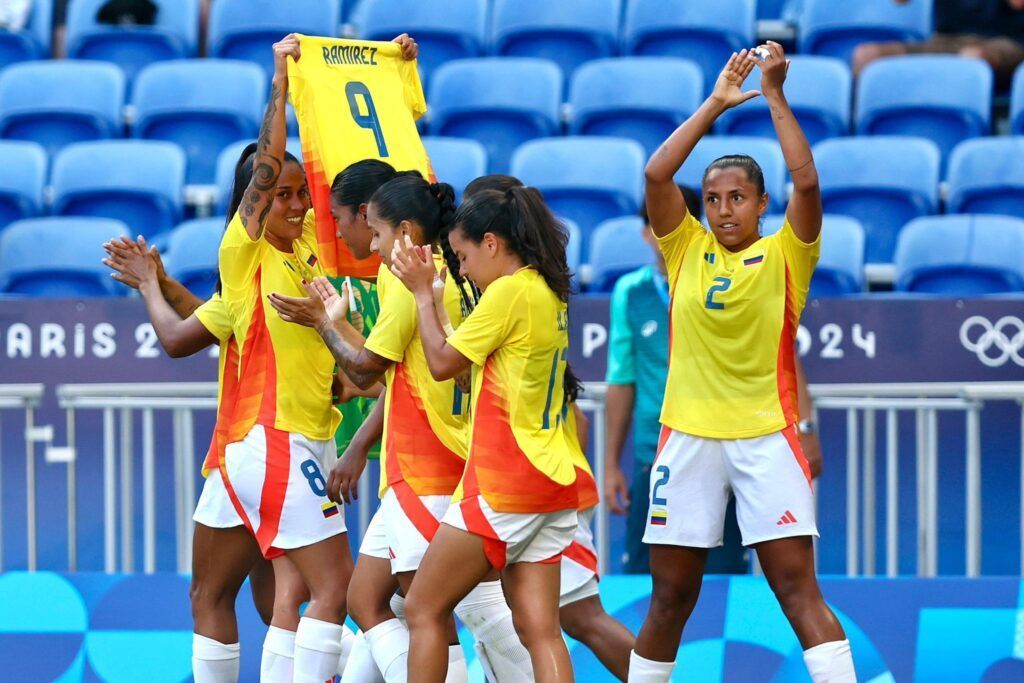 Victoria histórica para Colombia en los Juegos Olímpicos. Las chicas superpoderosas muestran la camiseta de Mayra Ramírez tras anotar Restrepo el primer tanto.