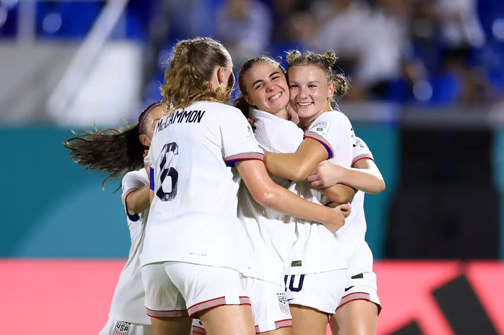 Estados Unidos logró su primer triunfo en República Dominicana. Varias jugadoras estadounidenses abrazan a Fuller tras anotar su gol.
