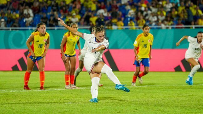 Estados Unidos logró su primer triunfo en República Dominicana. Kennedy Fuller convierte el segundo gol para las estadounidenses desde el punto de penalti con un disparo con la pierna derecha.