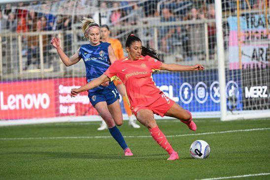 Marta sigue haciendo historia (NWSL: jornada 4). Jugadoras de Courage y Thorns pugnan por el balón.