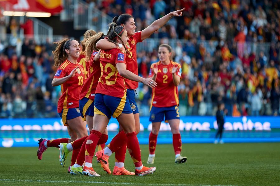 España remontó y sigue líder