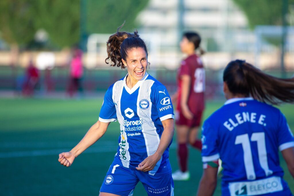 Alavés, líder e invicto. Jugadoras del Alavés celebran el tanto del triunfo.